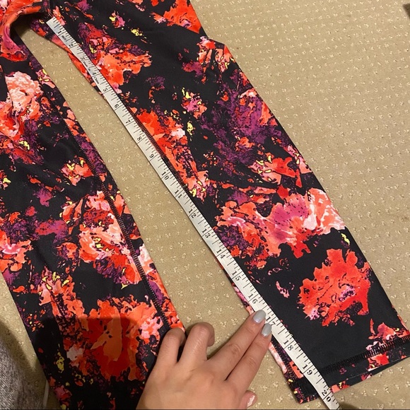 FABLETICS Black Red Salar Floral Print Mid Rise Capri Leggings - Picture 6 of 9